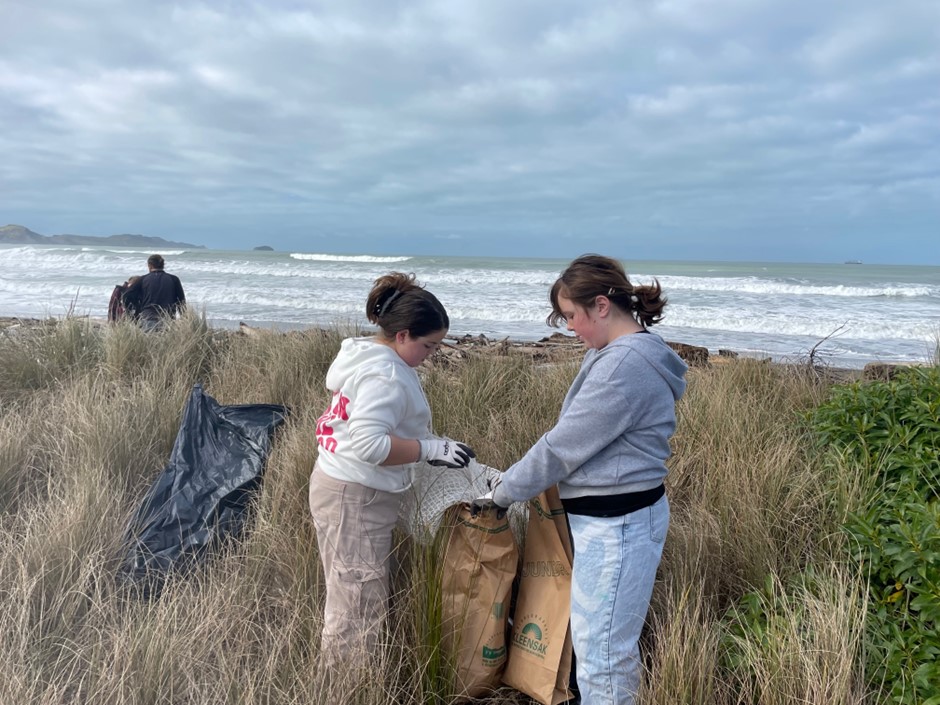 Olive Bunbury and Tilly McInteer at Midway Beach clean 2023