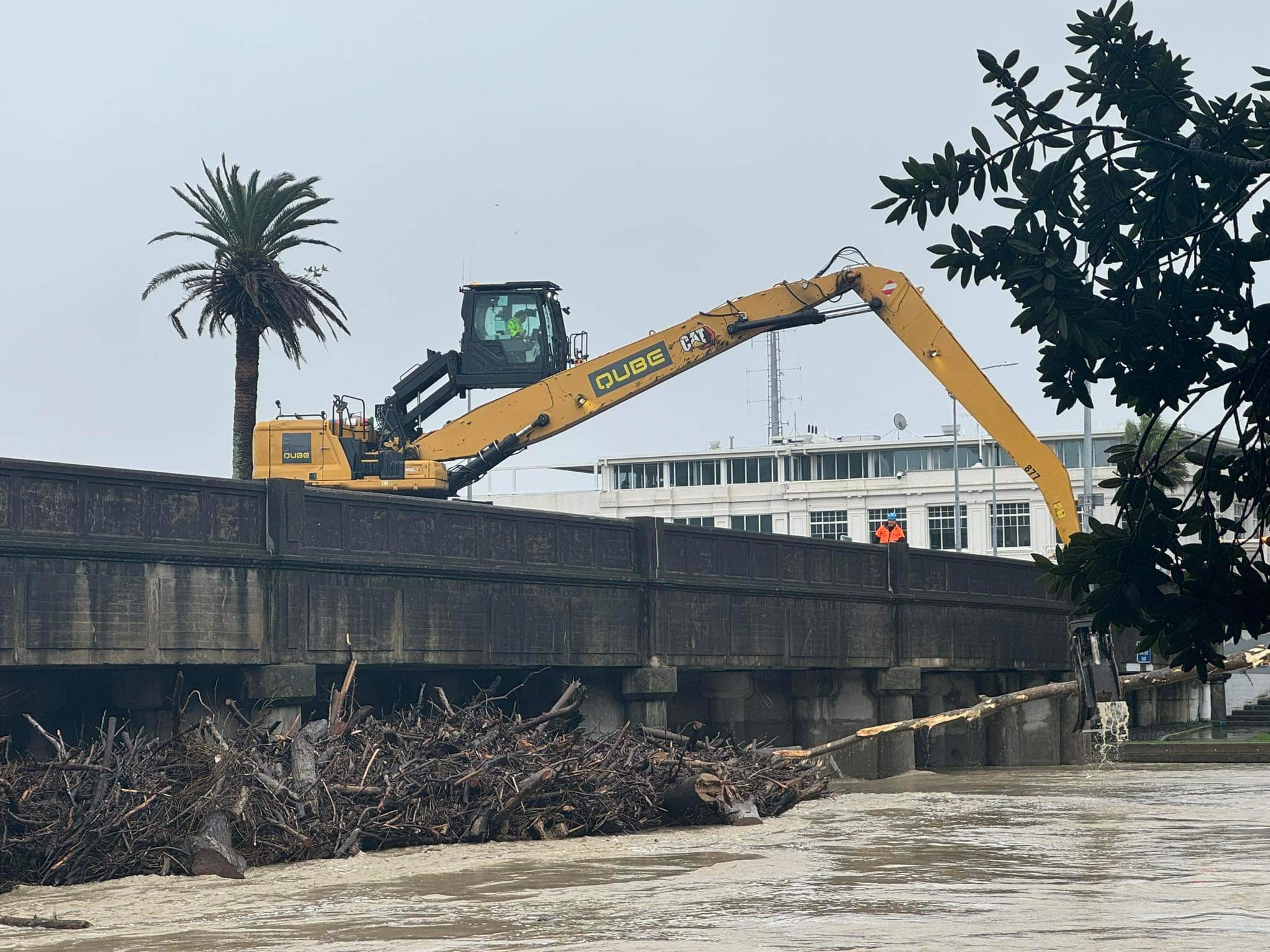 Gladstone Road bridge clearance 26 June
